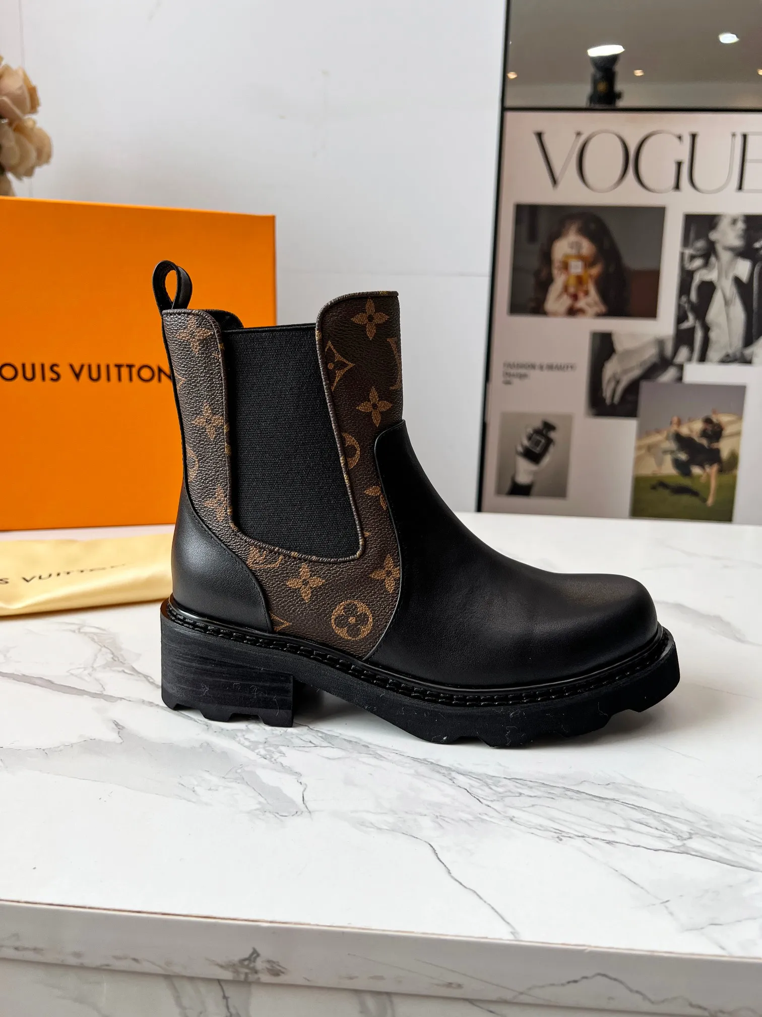 👟👟Ex-factory price 540👟👟 LOUS VUITON 🔥🔥🔥️ The latest short boots model from Louis Vuit 2025 official website, official website 💯 original version 1:1. LV Beaubourg uses calfskin to present a Chelsea-style upper, with a lightweight thick sole. Monogram canvas trim and contrast stitching outline the elastic side panels and seams respectively, cleverly interpreting the balance of strength and softness. It is a fashionable short boot that is comfortable and generous, versatile and very good-looking. Upper: Full-grain calfskin. Lining feet: sheepskin. Color: black/coffee, 35 to 40 yards, (414243 yards can be customized without return or exchange) Bosses are welcome to place orders